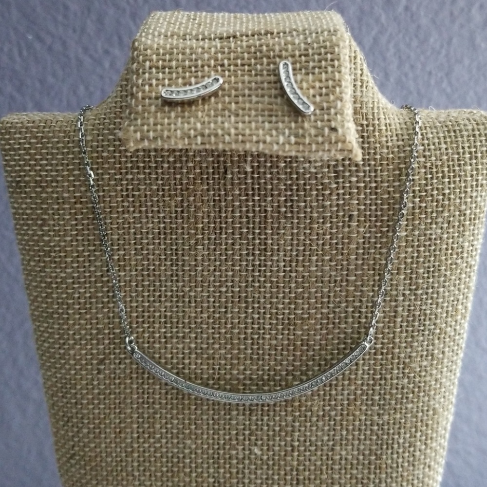 Necklace and earring set